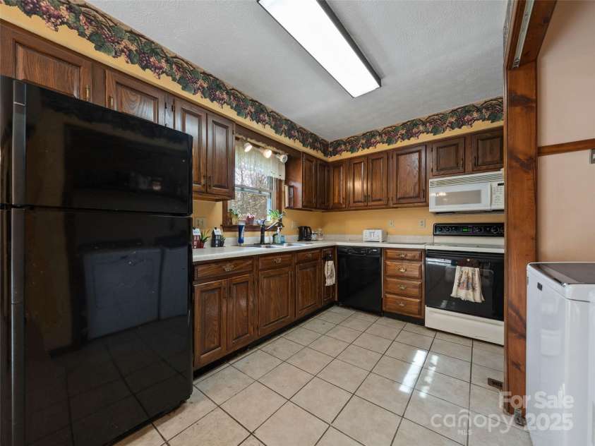 23 Keeneland Drive, Hendersonville, NC 28792.  MLS# CAR4235289, YatesRealty ID 17668. 