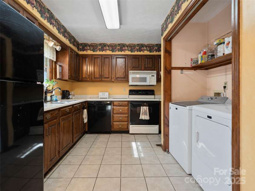 23 Keeneland Drive, Hendersonville, NC 28792.  MLS# CAR4235289, YatesRealty ID 17668. 