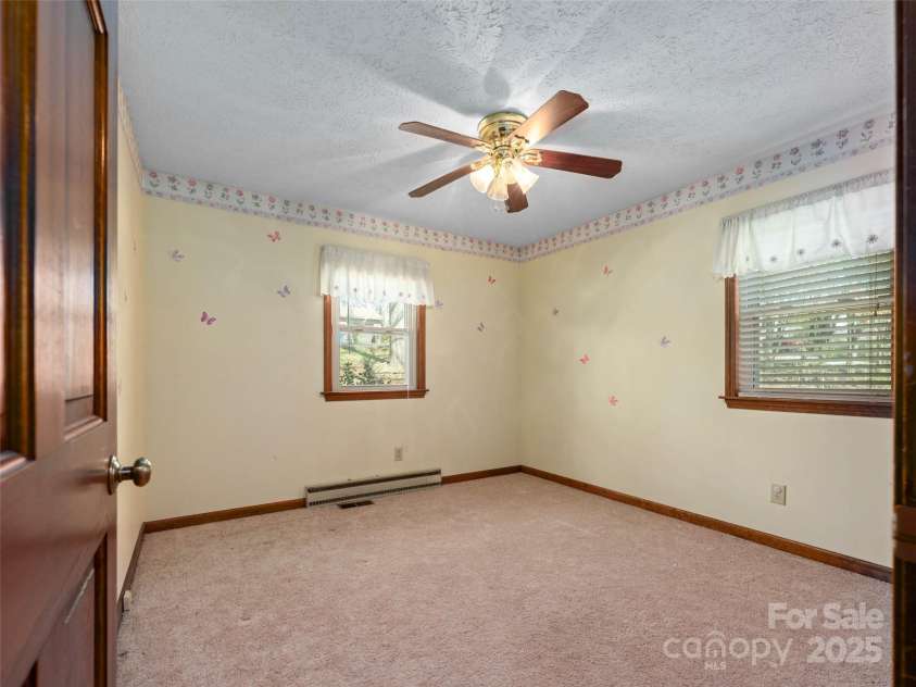 23 Keeneland Drive, Hendersonville, NC 28792.  MLS# CAR4235289, YatesRealty ID 17668. 