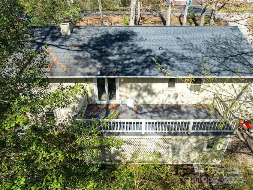 23 Keeneland Drive, Hendersonville, NC 28792.  MLS# CAR4235289, YatesRealty ID 17668. 