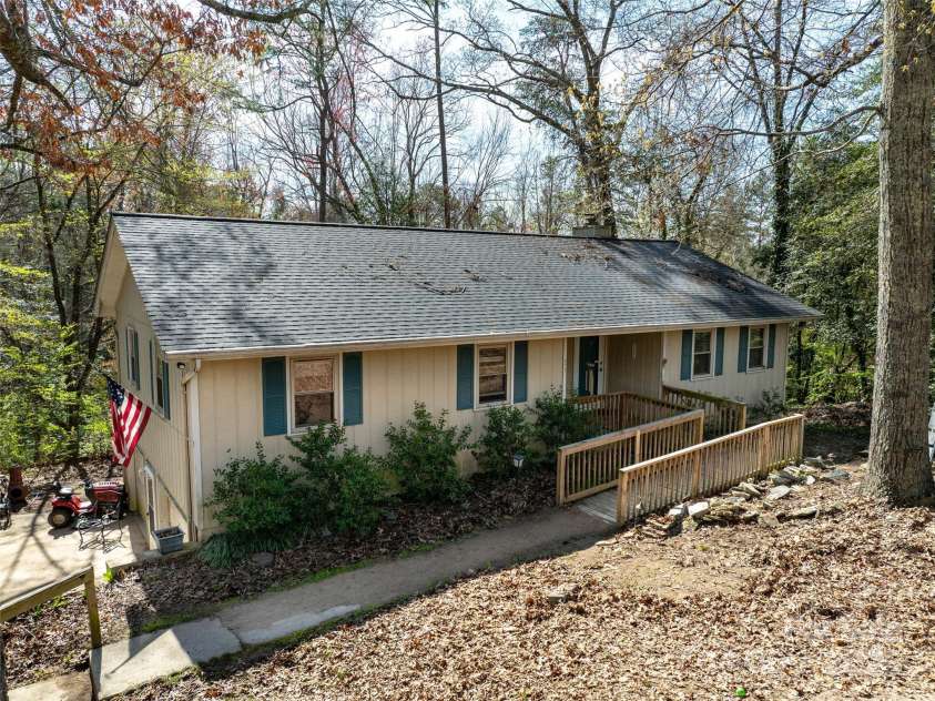 23 Keeneland Drive, Hendersonville, NC 28792.  MLS# CAR4235289, YatesRealty ID 17668. 
