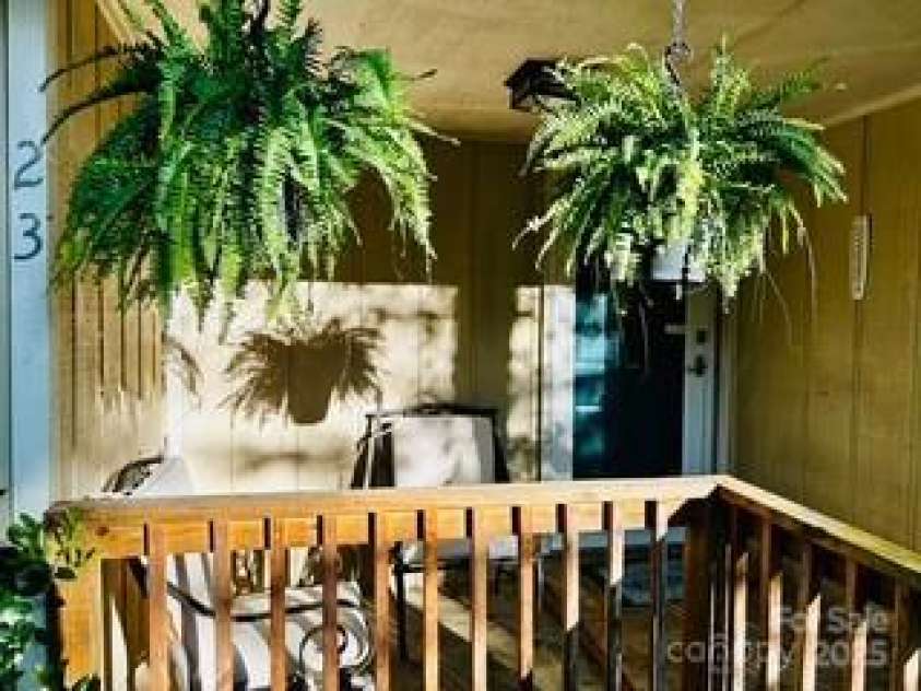 23 Keeneland Drive, Hendersonville, NC 28792.  MLS# CAR4235289, YatesRealty ID 17668. 