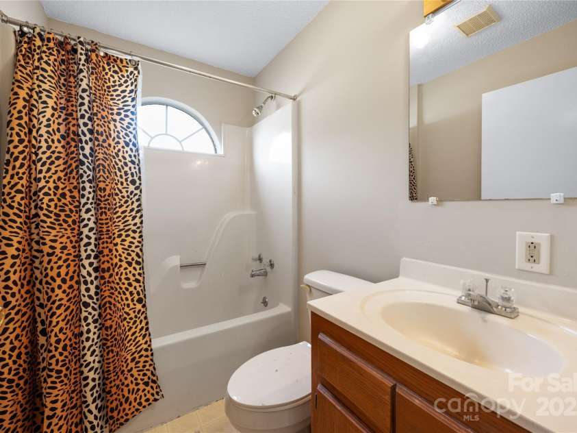 101 Turner Drive, Clover, SC 29710.  MLS# CAR4178047, YatesRealty ID 17669. Hallway Full Bathroom