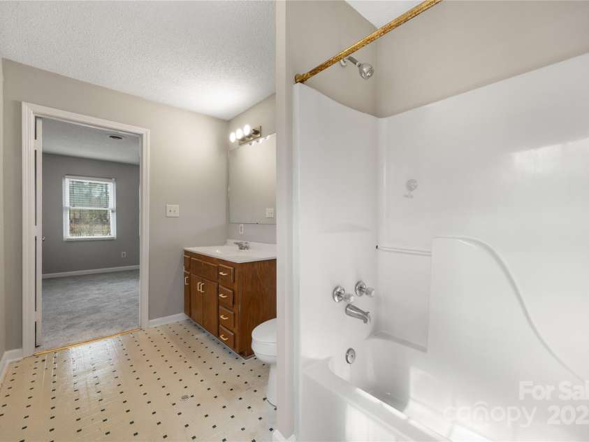 101 Turner Drive, Clover, SC 29710.  MLS# CAR4178047, YatesRealty ID 17669. Main Bedroom Bath
