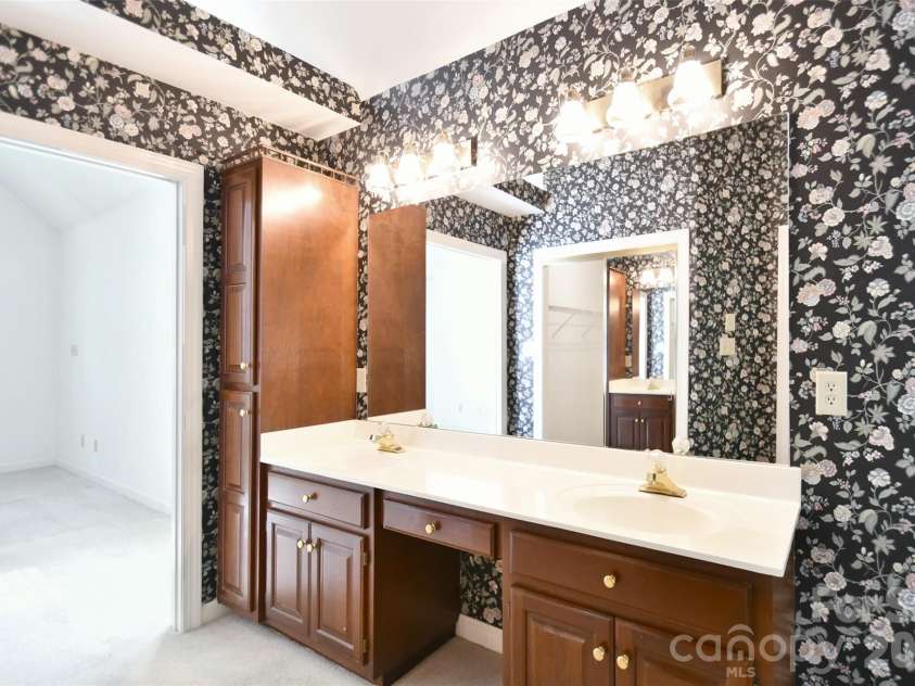 7201 Leharne Drive, Charlotte, NC 28270.  MLS# CAR4366513, YatesRealty ID 17673. 