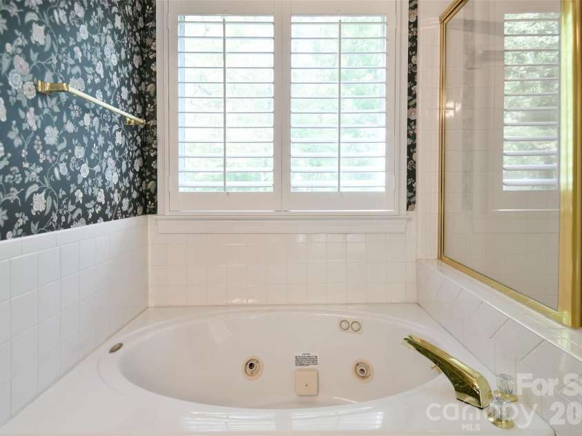 7201 Leharne Drive, Charlotte, NC 28270.  MLS# CAR4366513, YatesRealty ID 17673. 