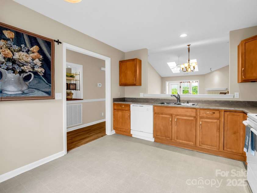 5802 Wood Duck Way, Hendersonville, NC 28792.  MLS# CAR4251219, YatesRealty ID 17674. 