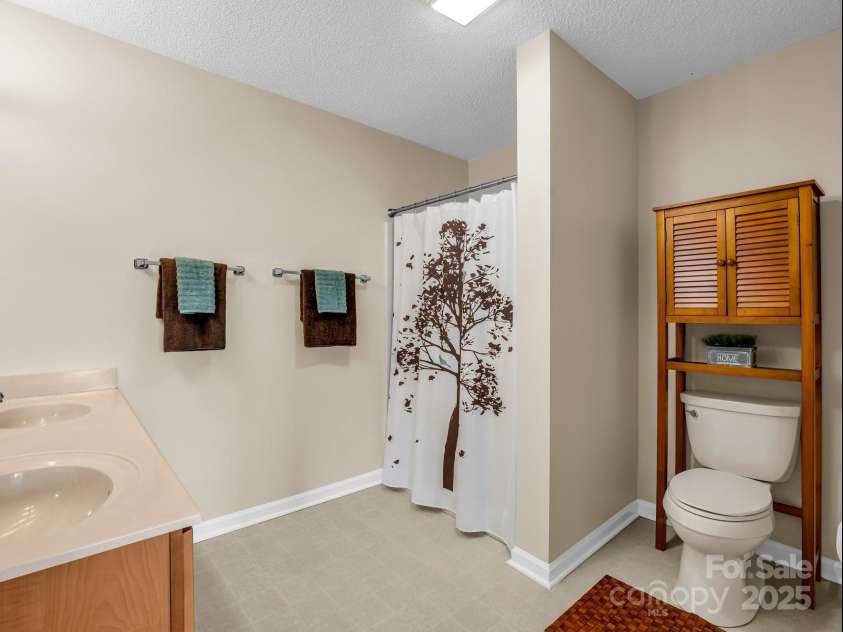 5802 Wood Duck Way, Hendersonville, NC 28792.  MLS# CAR4251219, YatesRealty ID 17674. Primary En-suite Bath