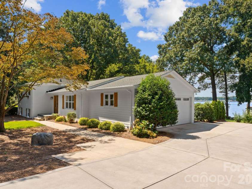 138 Lakefront Drive, Mooresville, NC 28117.  MLS# CAR4359018, YatesRealty ID 17675. 
