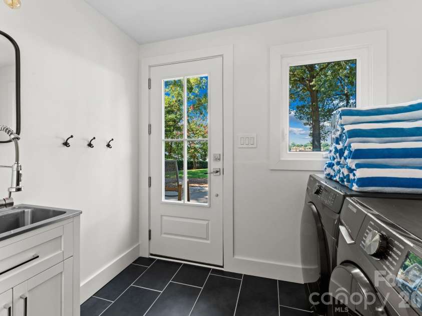 138 Lakefront Drive, Mooresville, NC 28117.  MLS# CAR4359018, YatesRealty ID 17675. 