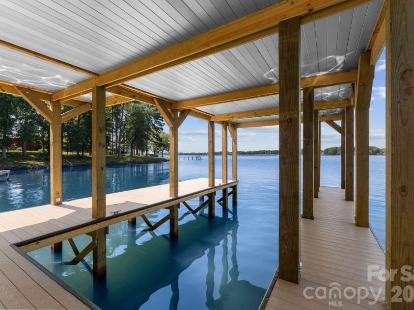 138 Lakefront Drive, Mooresville, NC 28117.  MLS# CAR4359018, YatesRealty ID 17675. 