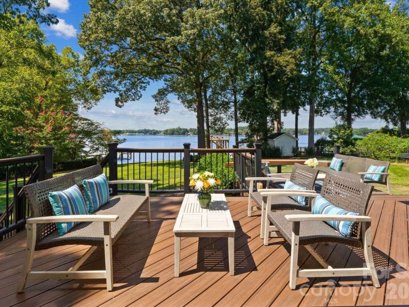 138 Lakefront Drive, Mooresville, NC 28117.  MLS# CAR4359018, YatesRealty ID 17675. 