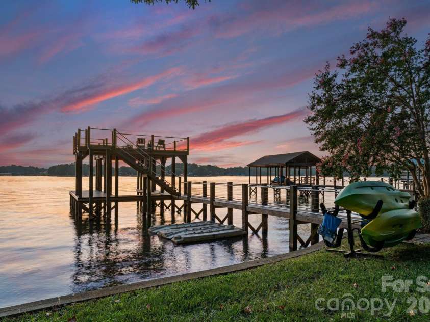 138 Lakefront Drive, Mooresville, NC 28117.  MLS# CAR4359018, YatesRealty ID 17675. 