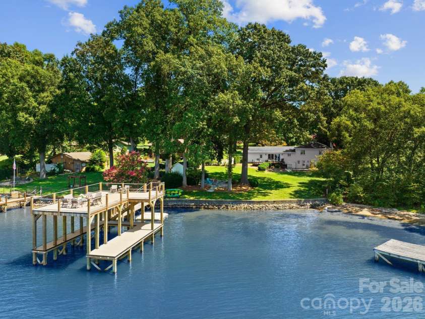 138 Lakefront Drive, Mooresville, NC 28117.  MLS# CAR4359018, YatesRealty ID 17675. 