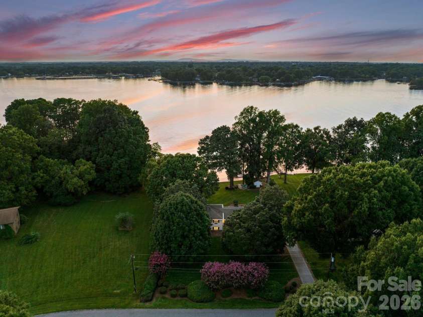 138 Lakefront Drive, Mooresville, NC 28117.  MLS# CAR4359018, YatesRealty ID 17675. 