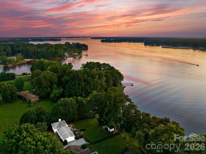 138 Lakefront Drive, Mooresville, NC 28117.  MLS# CAR4359018, YatesRealty ID 17675. 