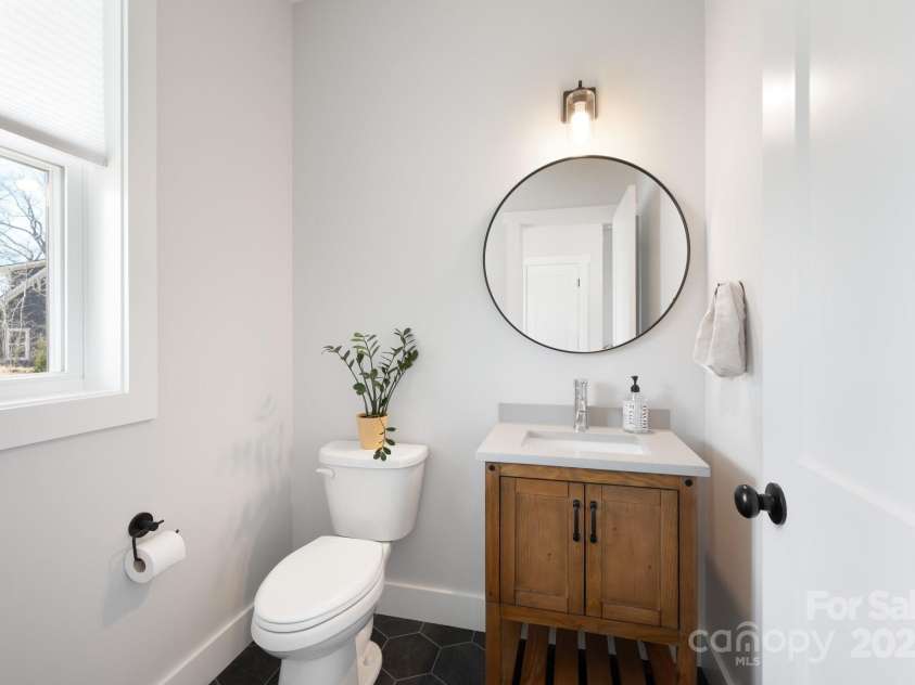 20 Tahkieostie Trail, Asheville, NC 28806.  MLS# CAR4221913, YatesRealty ID 17675. Main-level powder room