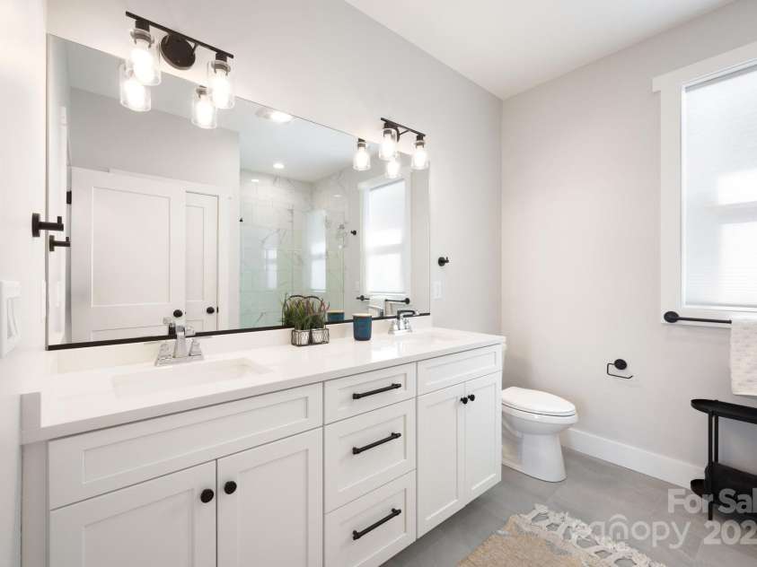 20 Tahkieostie Trail, Asheville, NC 28806.  MLS# CAR4221913, YatesRealty ID 17675. Primary bedroom ensuite bathroom