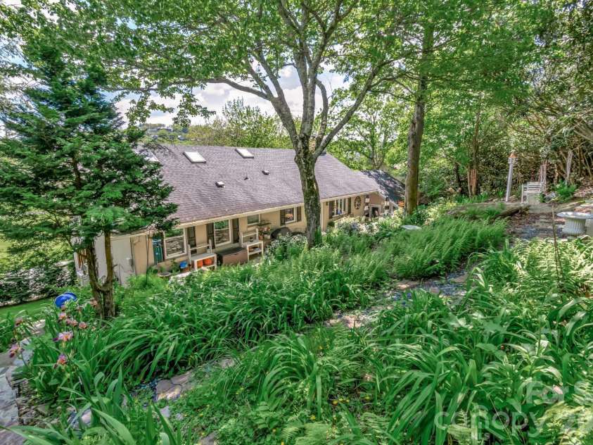 195 Fairway Lane, Blowing Rock, NC 28605.  MLS# CAR4376805, YatesRealty ID 17676. 