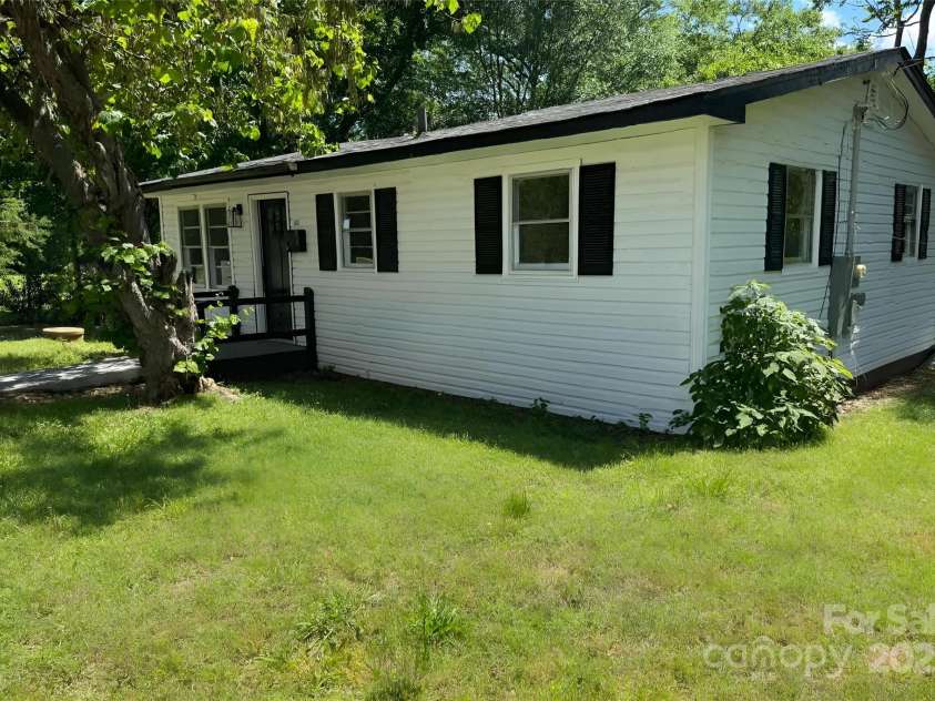 1401 Woodman Hall Street, Shelby, NC 28152.  MLS# CAR4311885, YatesRealty ID 17679. 