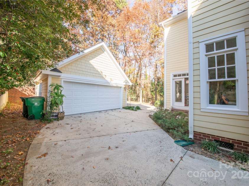 521 Lees Court Street, Charlotte, NC 28211.  MLS# CAR4328746, YatesRealty ID 1768. 2 car detached garage