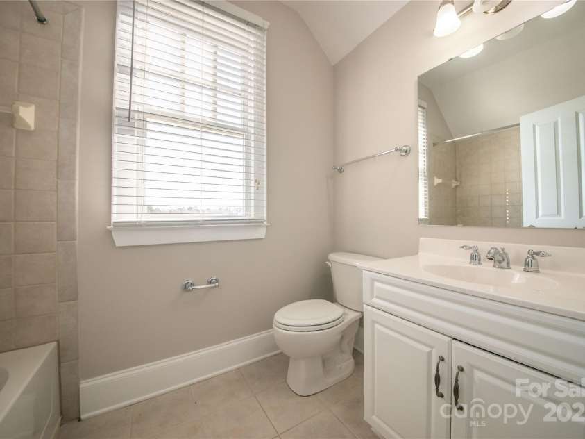 521 Lees Court Street, Charlotte, NC 28211.  MLS# CAR4328746, YatesRealty ID 1768. Full bath on 3rd