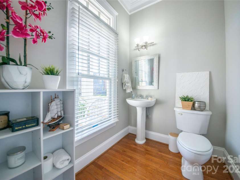521 Lees Court Street, Charlotte, NC 28211.  MLS# CAR4328746, YatesRealty ID 1768. Half bath on main