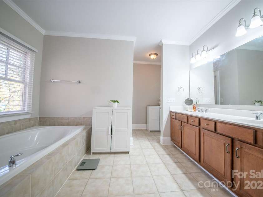 521 Lees Court Street, Charlotte, NC 28211.  MLS# CAR4328746, YatesRealty ID 1768. Master bath