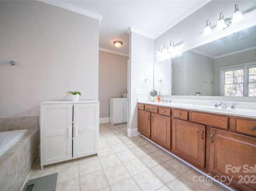 521 Lees Court Street, Charlotte, NC 28211.  MLS# CAR4328746, YatesRealty ID 1768. Master bath