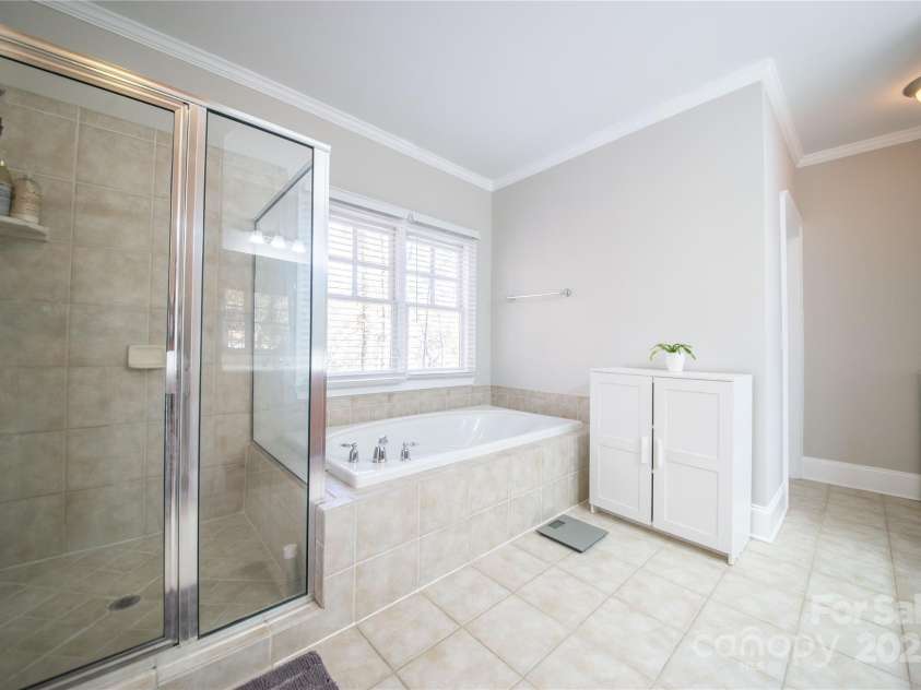 521 Lees Court Street, Charlotte, NC 28211.  MLS# CAR4328746, YatesRealty ID 1768. Master bath