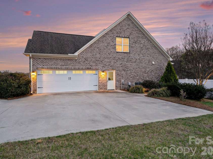 245 Centenary Ridge Drive, Clemmons, NC 27012.  MLS# CAR4365553, YatesRealty ID 17680. 