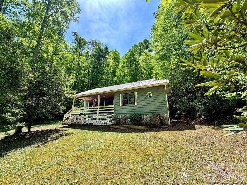 175 Cougar Lane, Whittier, NC 28789.  MLS# CAR4375470, YatesRealty ID 17686. 