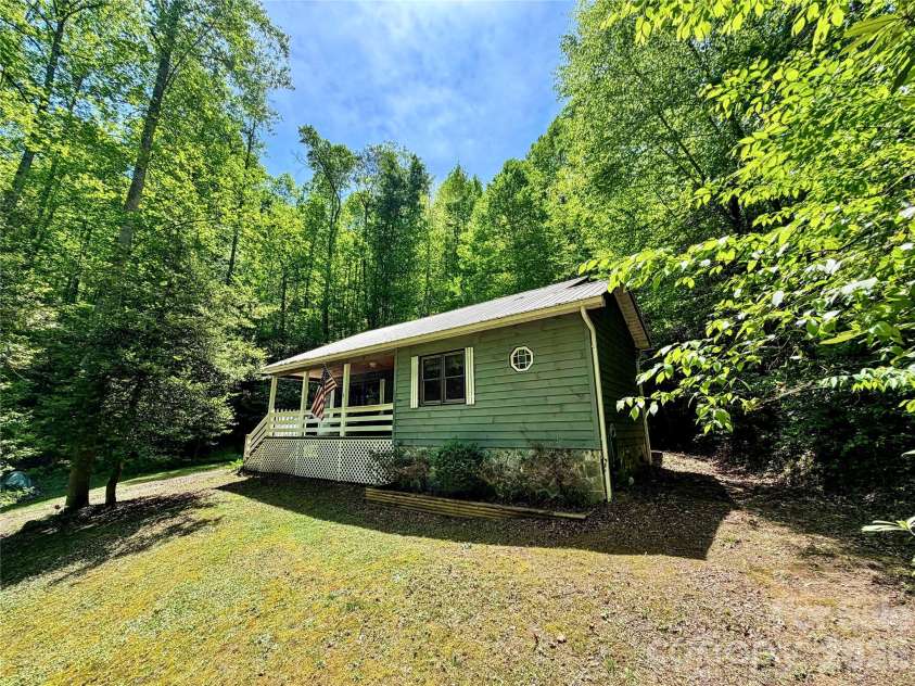 175 Cougar Lane, Whittier, NC 28789.  MLS# CAR4375470, YatesRealty ID 17686. 