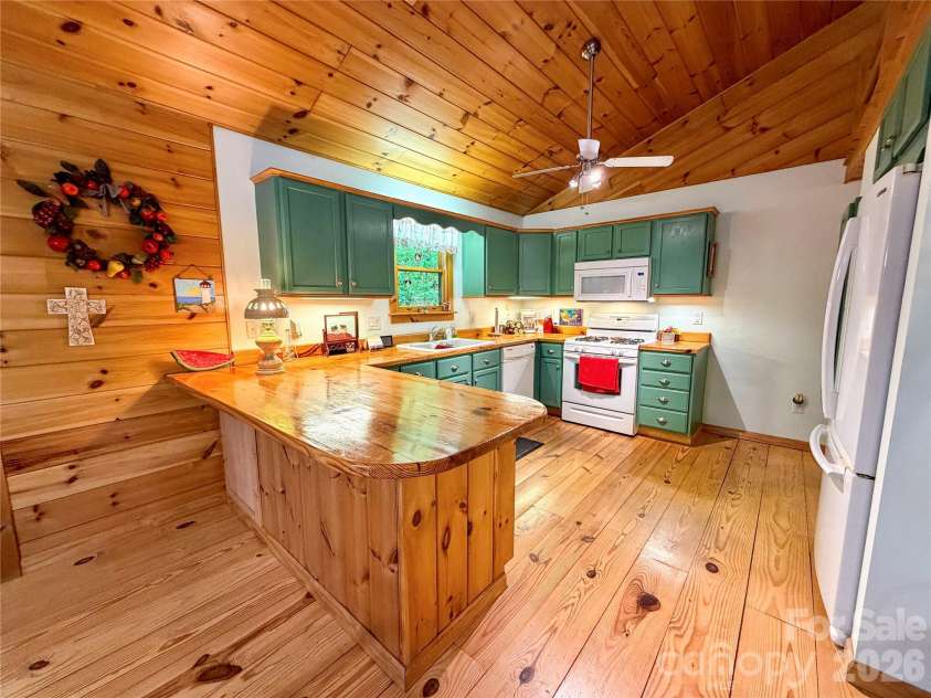 175 Cougar Lane, Whittier, NC 28789.  MLS# CAR4375470, YatesRealty ID 17686. Kitchen