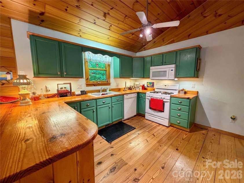 175 Cougar Lane, Whittier, NC 28789.  MLS# CAR4375470, YatesRealty ID 17686. Kitchen