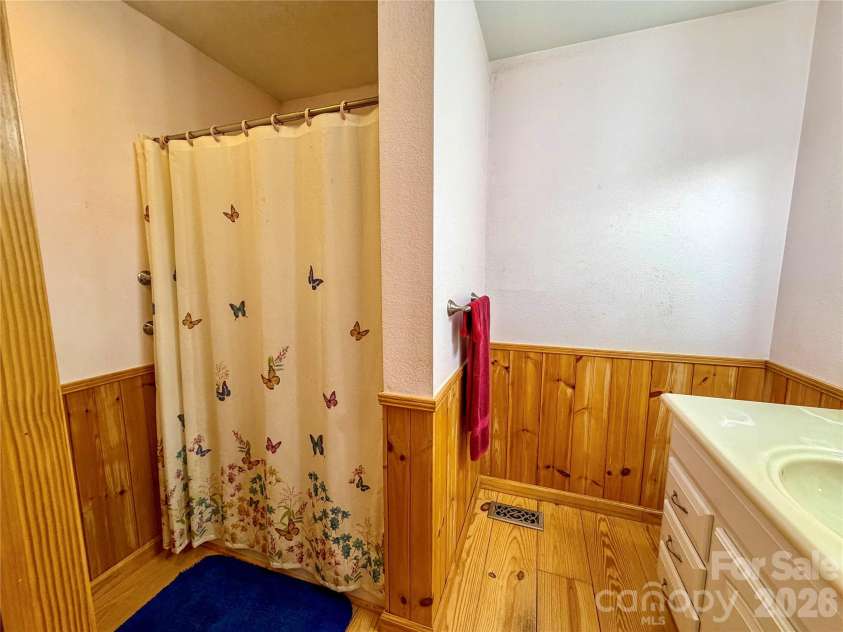 175 Cougar Lane, Whittier, NC 28789.  MLS# CAR4375470, YatesRealty ID 17686. Primary En-Suite Full Bath