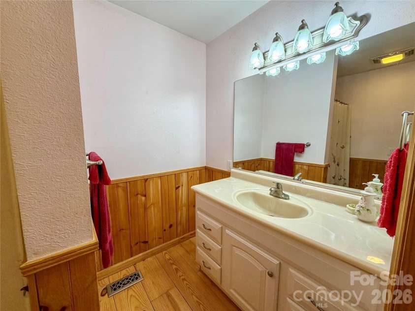 175 Cougar Lane, Whittier, NC 28789.  MLS# CAR4375470, YatesRealty ID 17686. Primary En-Suite Full Bath