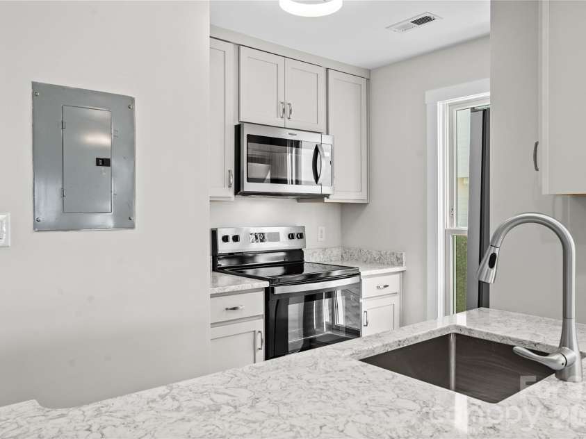18729 Vineyard Point Lane, Cornelius, NC 28031.  MLS# CAR4344538, YatesRealty ID 17687. 