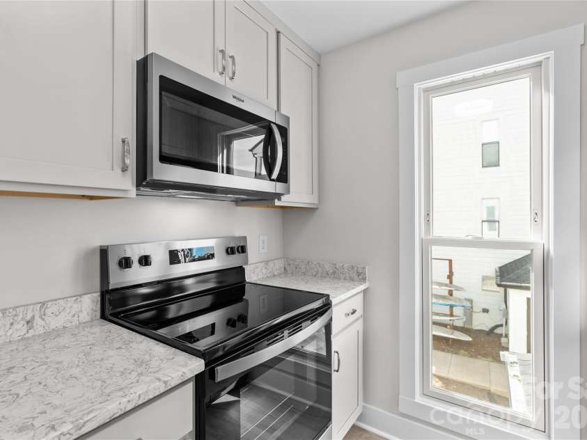18729 Vineyard Point Lane, Cornelius, NC 28031.  MLS# CAR4344538, YatesRealty ID 17687. Brand new kitchen appliances