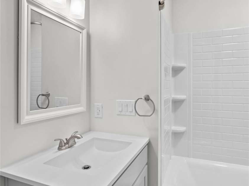18729 Vineyard Point Lane, Cornelius, NC 28031.  MLS# CAR4344538, YatesRealty ID 17687. Hall full bathroom