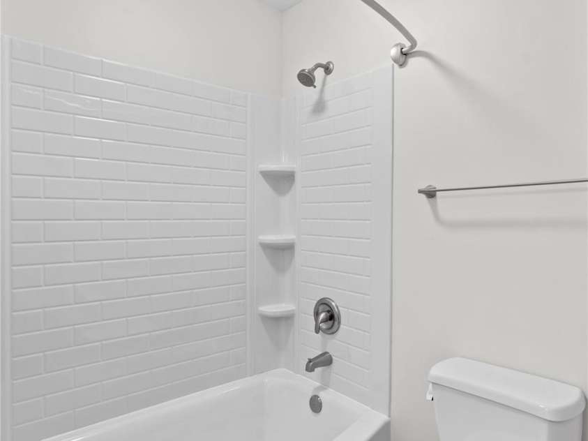 18729 Vineyard Point Lane, Cornelius, NC 28031.  MLS# CAR4344538, YatesRealty ID 17687. Hall full bathroom