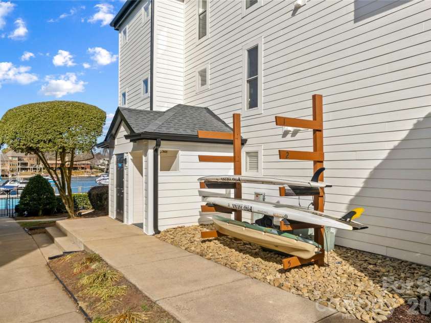 18729 Vineyard Point Lane, Cornelius, NC 28031.  MLS# CAR4344538, YatesRealty ID 17687. Kayak rack
