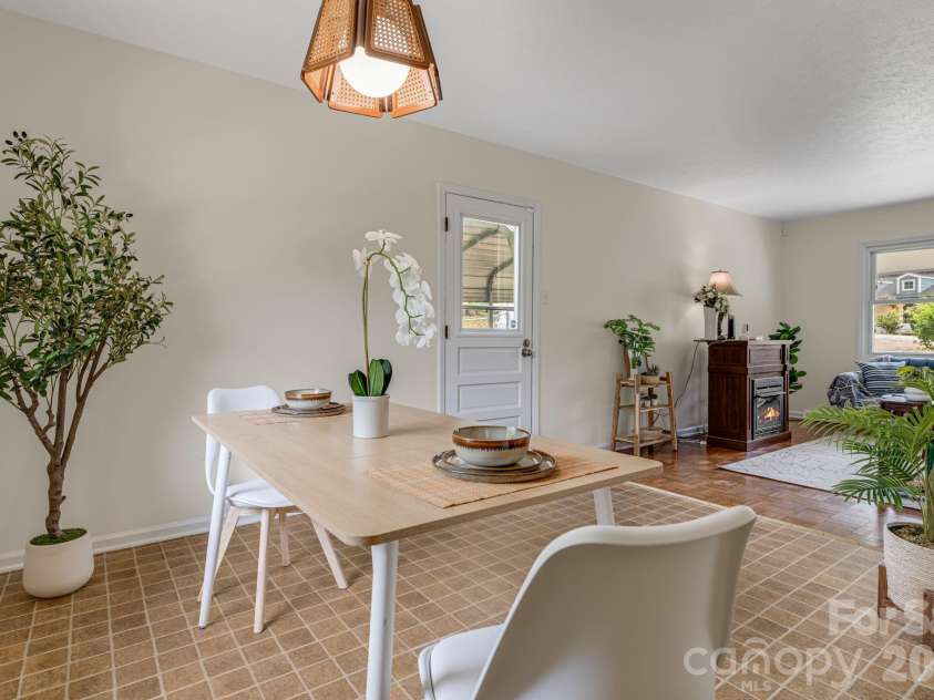 18 Compton Drive, Asheville, NC 28806.  MLS# CAR4343656, YatesRealty ID 17688. Dining area