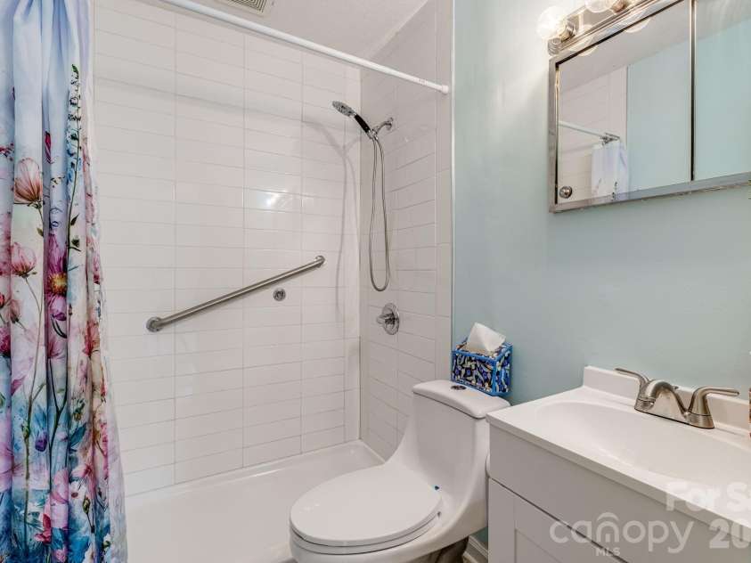 18 Compton Drive, Asheville, NC 28806.  MLS# CAR4343656, YatesRealty ID 17688. Full bathroom 