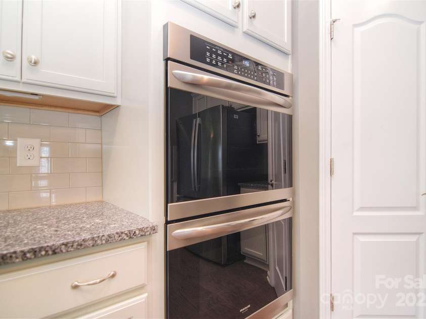 3073 Oliver Stanley Trail, Lancaster, SC 29720.  MLS# CAR4253520, YatesRealty ID 17689. Frigidaire Gallery double oven