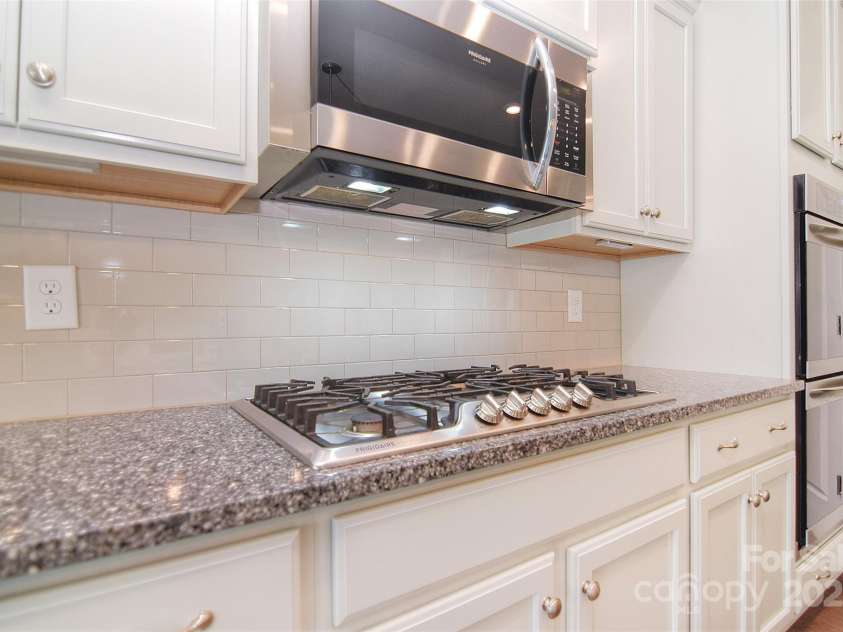 3073 Oliver Stanley Trail, Lancaster, SC 29720.  MLS# CAR4253520, YatesRealty ID 17689. Frigidaire Gallery gas cook top
