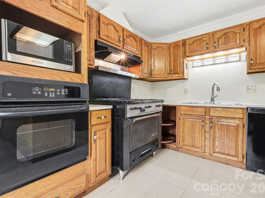2701 Thomas Trail, Gastonia, NC 28054.  MLS# CAR4344698, YatesRealty ID 1769. 
