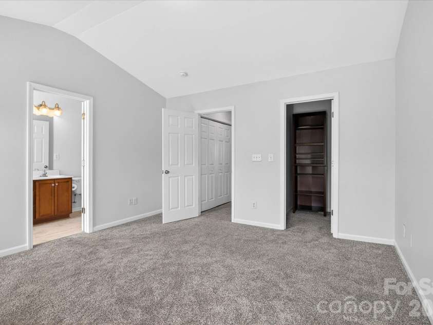 2009 Cambridge Beltway Drive, Charlotte, NC 28273.  MLS# CAR4353480, YatesRealty ID 17690. 