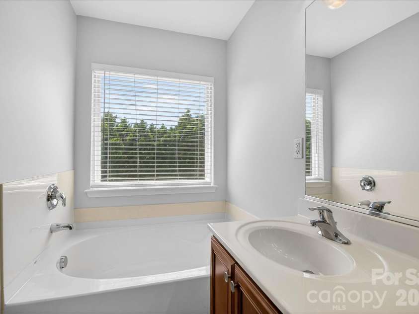2009 Cambridge Beltway Drive, Charlotte, NC 28273.  MLS# CAR4353480, YatesRealty ID 17690. 