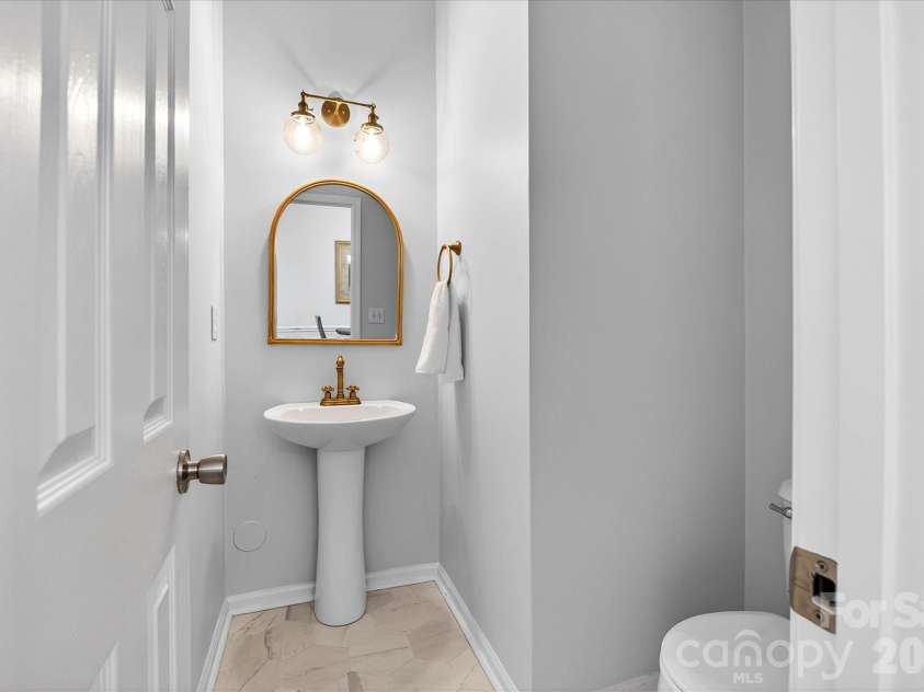 2009 Cambridge Beltway Drive, Charlotte, NC 28273.  MLS# CAR4353480, YatesRealty ID 17690. Half Bathroom